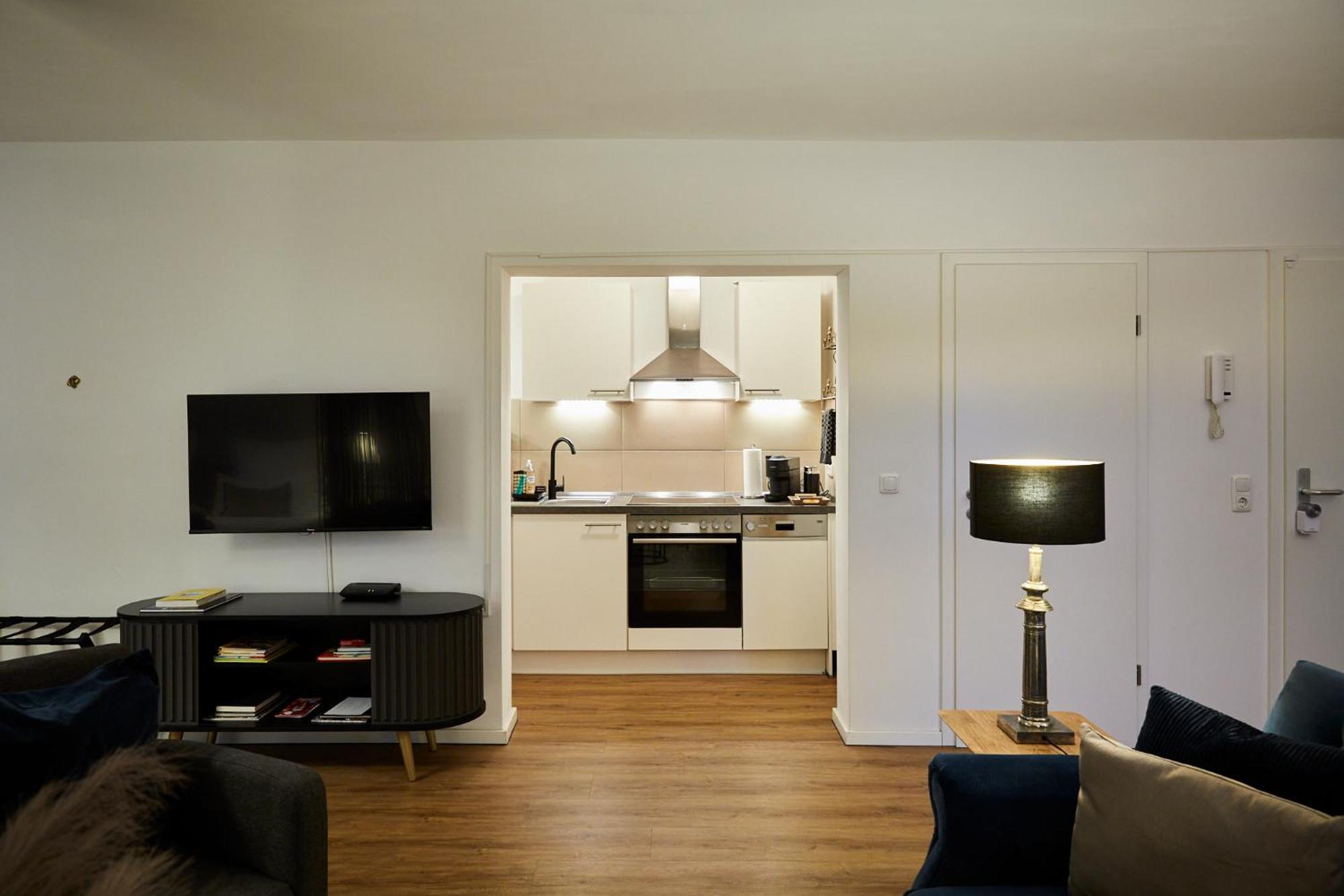 R B Apartment: Airport-Adjacent Hamburg Haven for Families and Professionals Exterior photo